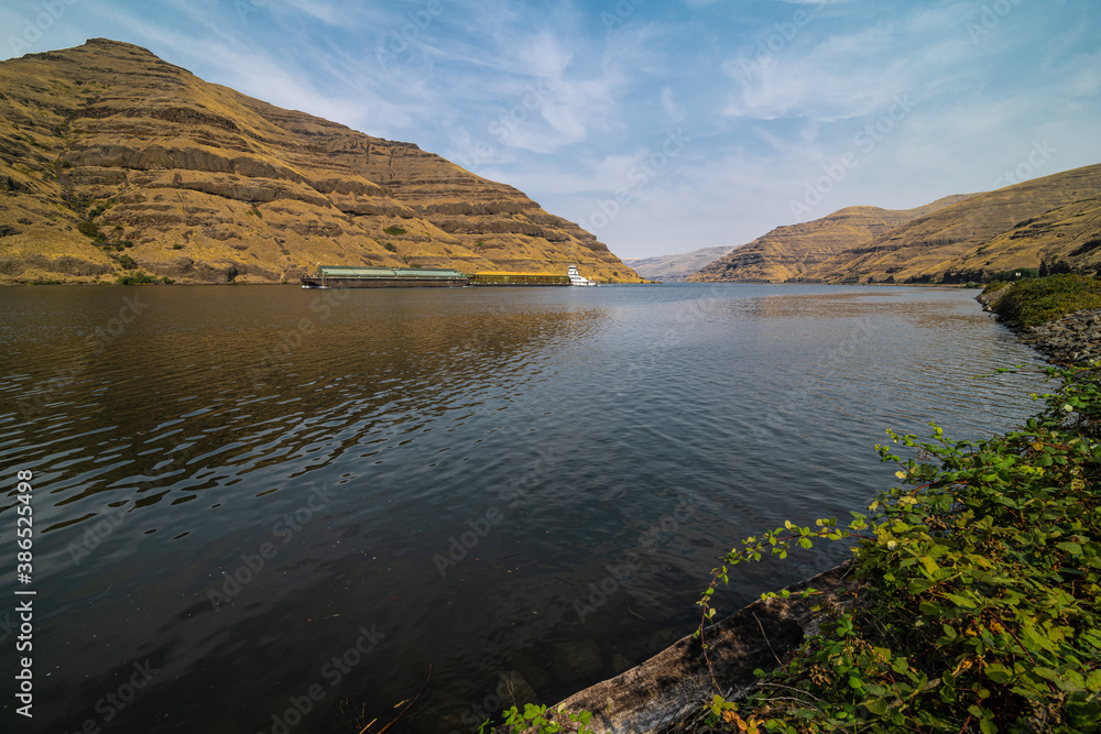 Naklejka premium Grain Transporting Ship on the Snake River, WA