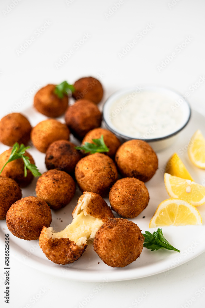 Bolitas de queso fritas brasileñas; bolinhas de queijo brasiñeñas Bolitas de queso fritas brasileñas; bolinhas de queijo brasiñeñas