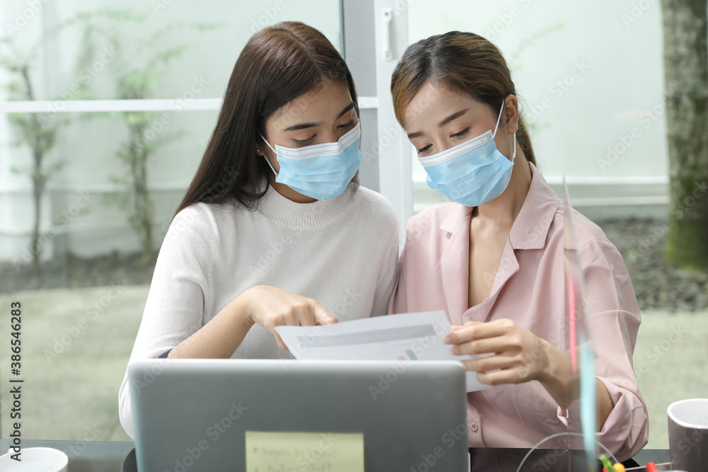 Group of Asian business people meeting and working at home and wear ...