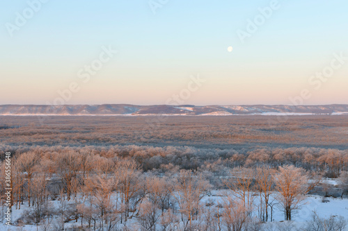 冬の釧路湿原と月（北海道・標茶町） © 愛 高行