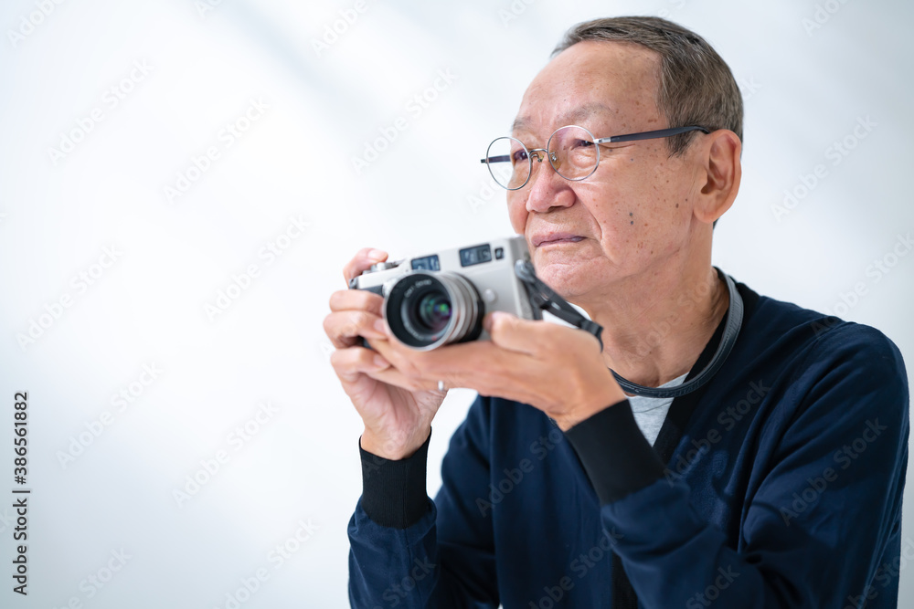 写真を撮るシニア男性 写真を撮るシニア男性