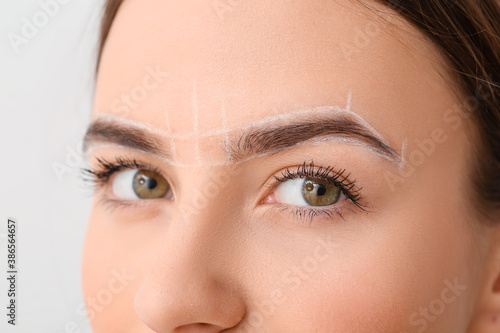Young woman with marking fo...