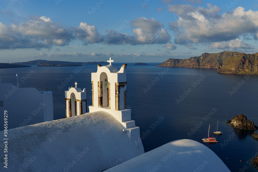 Obraz premium Arch with a bell, white church in Oia, Santorini, Greece.
