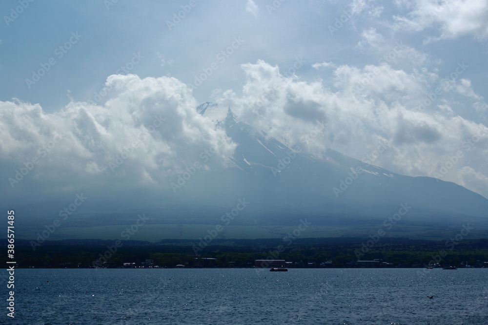 雲の隙間から見える富士山山頂