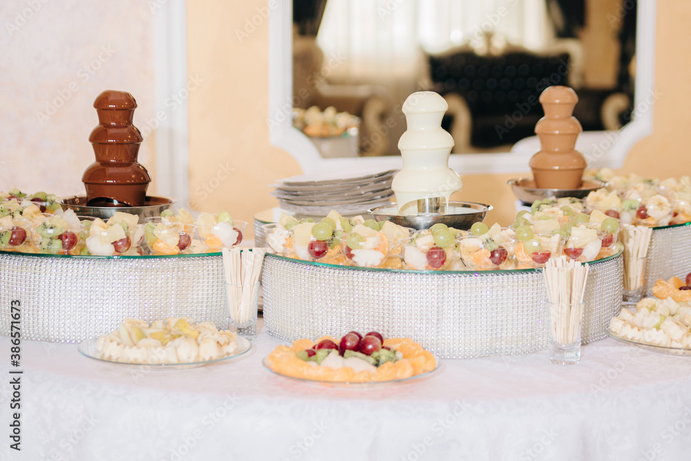 Naklejka premium pieces on a table