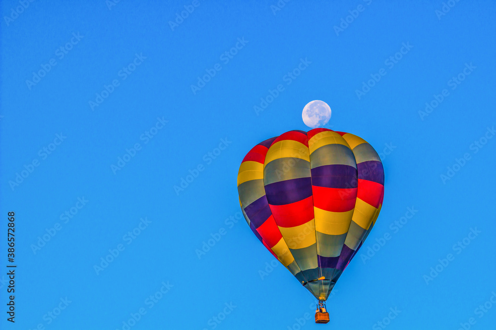 Naklejka premium Moon Over Hot Air Balloon During Daytime