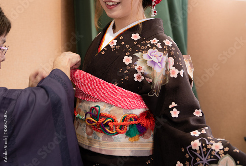美容室における、振袖着物の着付け風景と着物モデル