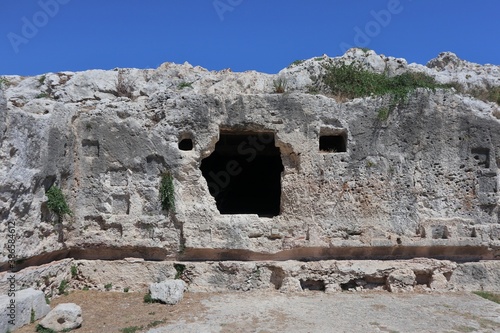 Foto Siracusa – Grotte sul terrazzo del teatro greco