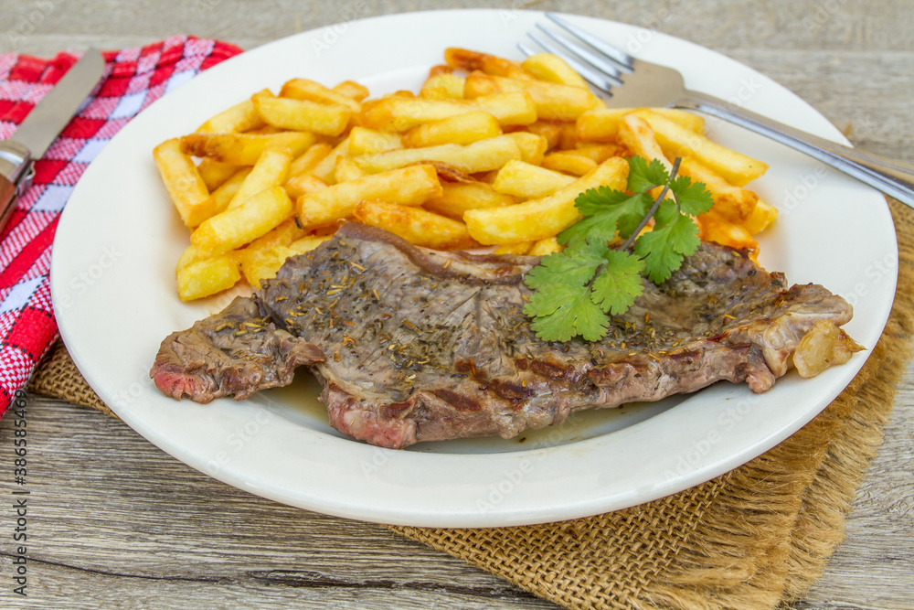 entrecôte de boeuf et frites dans une assiette entrecôte de boeuf et frites dans une assiette