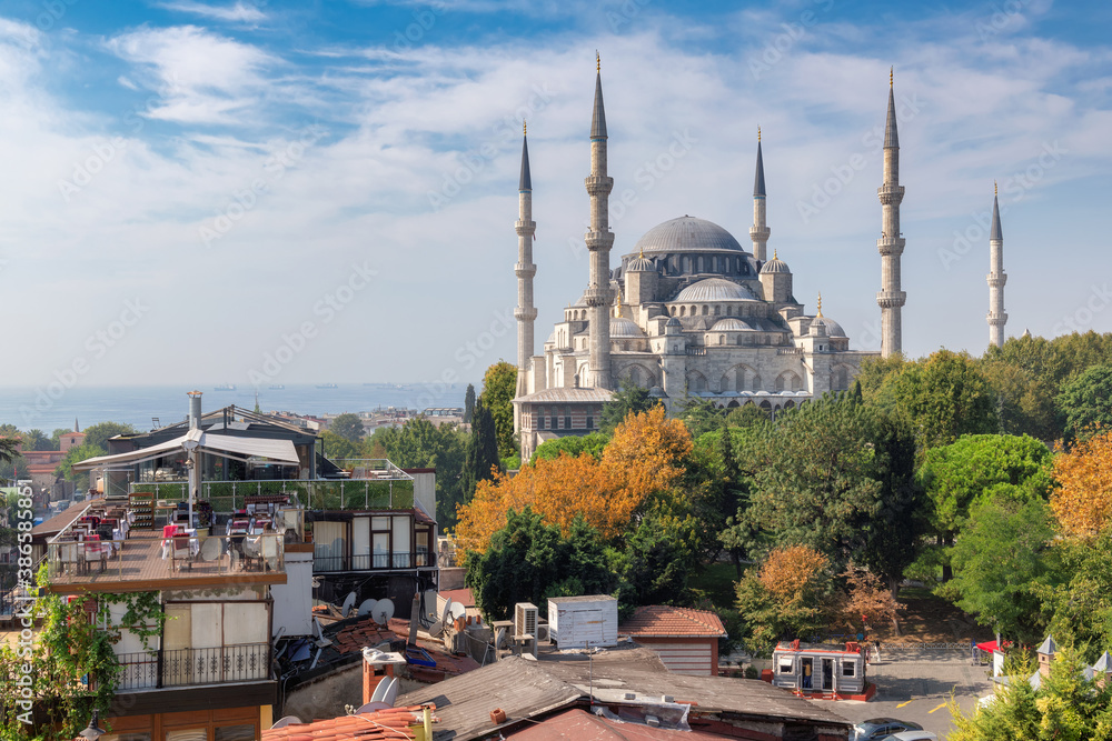 Φωτογραφία Istanbul skyline with the Sultanahmet Mosque (Blue Mosque) in sunny autumn day - Istanbul, Turkey