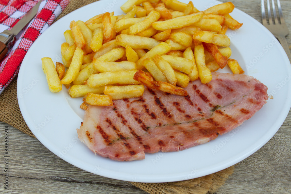 tranche de jambon grillé et frites dans une assiette tranche de jambon grillé et frites dans une assiette