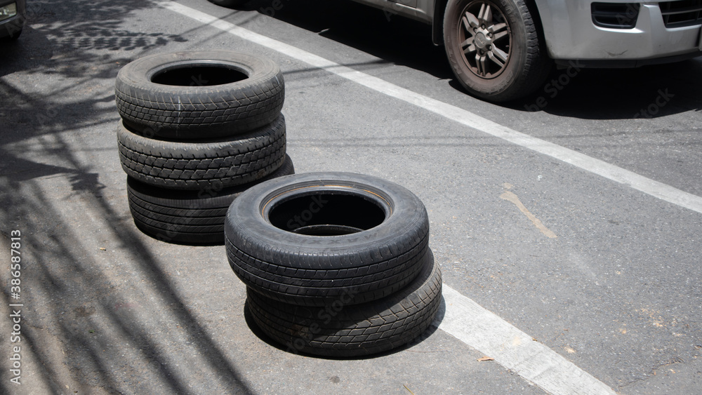 Obraz premium Bangkok Patumwan /Thailand August/8/2020, Bucket of vehicle tyre on the road