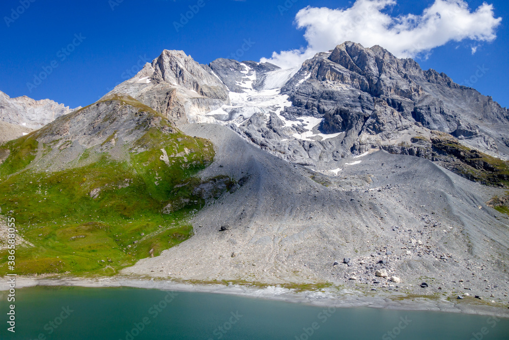 Foto de Long lake and Grande Casse Alpine glacier in French alps do