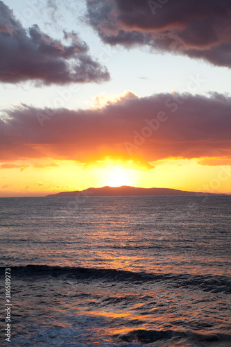 大島に沈む夕陽