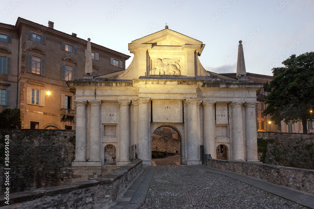 Obraz premium the city of Bergamo, empty during the lockdown for COVID-19