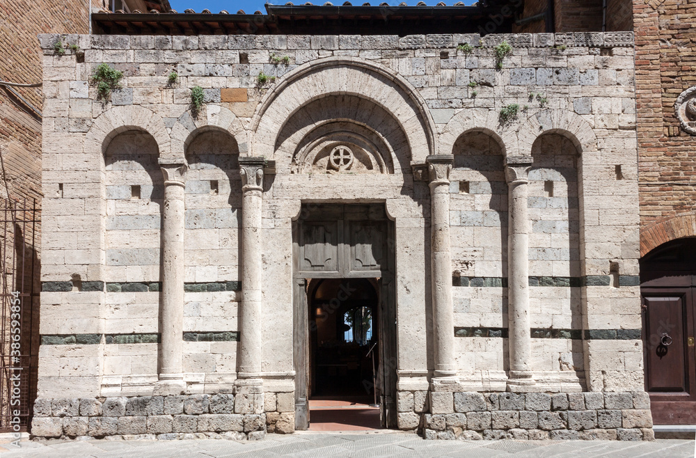 Fototapeta premium Church in San Gimignano during the lockdown for COVID-19