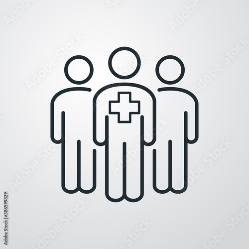Asistencia sanitaria. Icono lineal grupo de personas con médico con cruz en fondo gris
