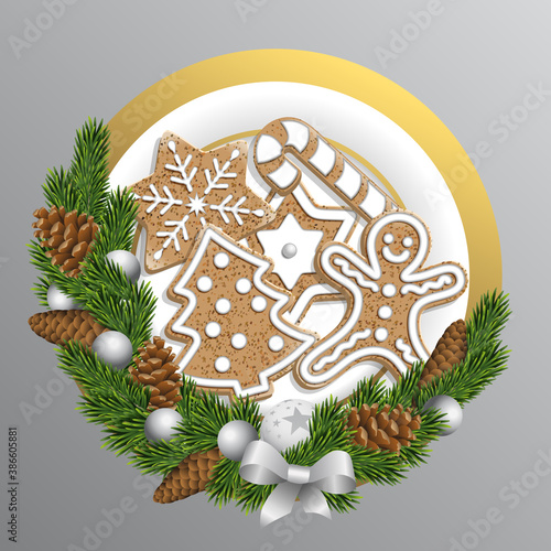 Présentation d’une assiette pleine de cookies de Noël décorée de branches de sapin, de pommes de pin et de boules.