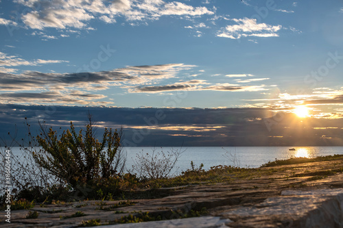 Lever de soleil sur la mer depuis les remparts d'Antibes sur la Côte d'Azur