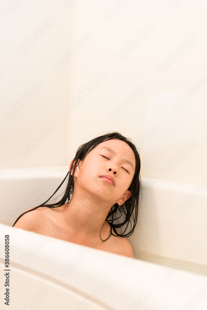 お風呂に入っている可愛い子供 お風呂に入っている可愛い子供