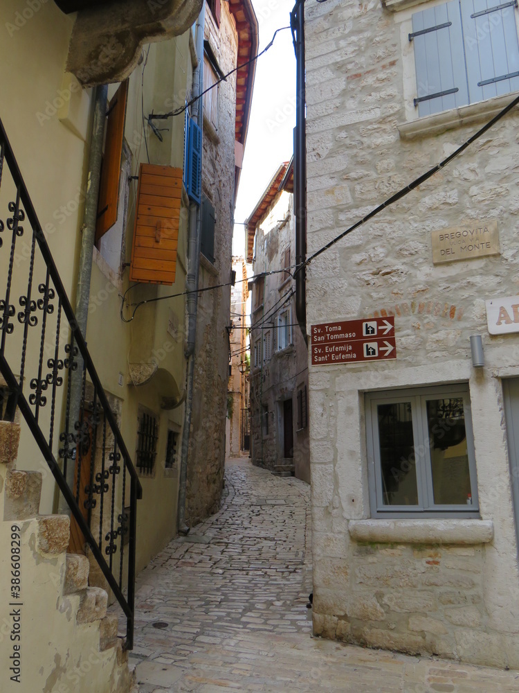 schmale Gasse in Rovinj, Istrien, Kroatien