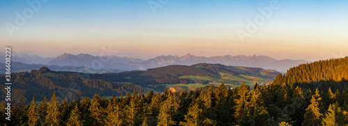 Foto Panoramic view over the alps and hills of the emmental valley