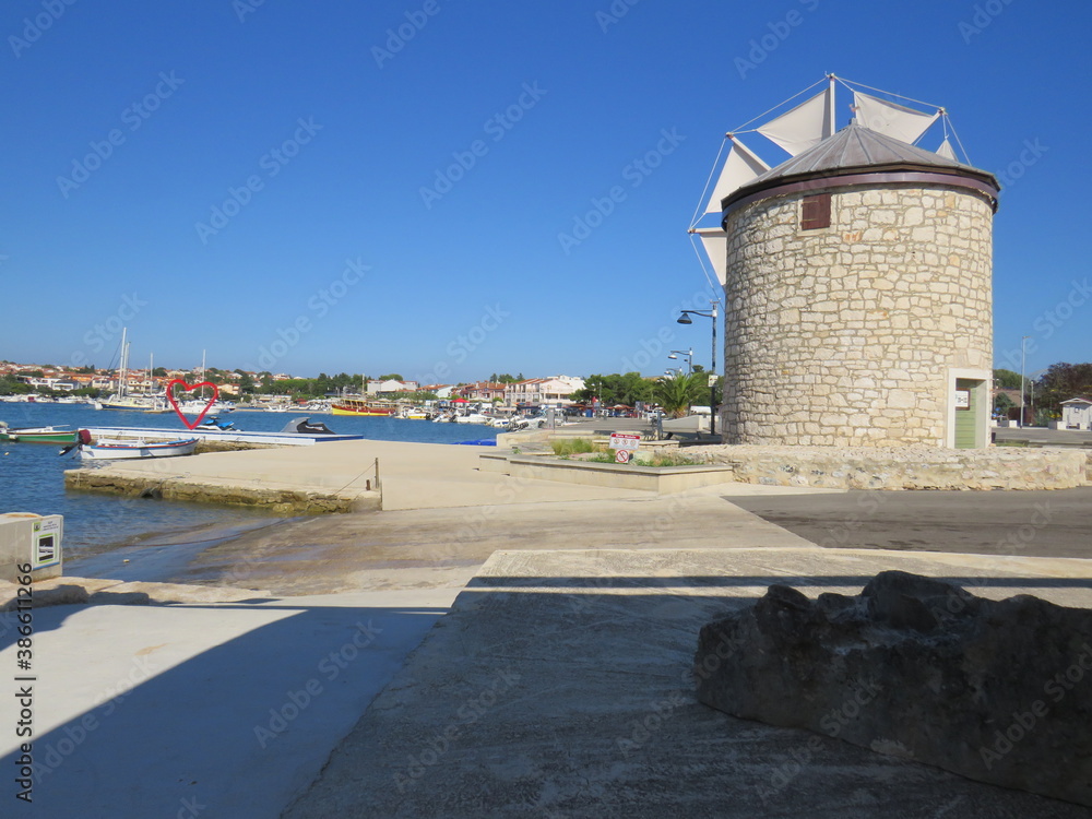wiederaufgebaute Windmühle im Hafen von Medulin, Istrien, Kroatien