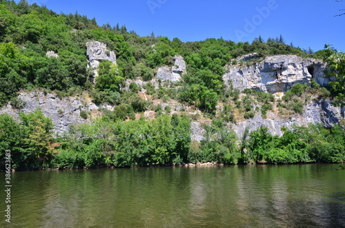 FALAISE CALCAIRE ET LA RIVIÈRE LOT QUERCY LOT © THIERRY