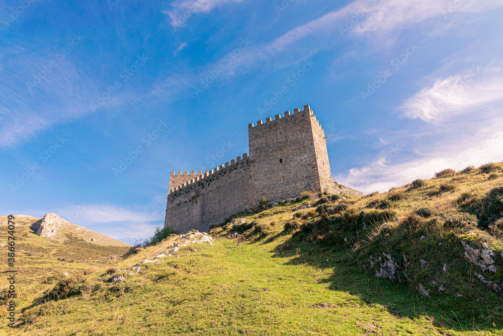 vista de torre de castillo medieval vista de torre de castillo medieval