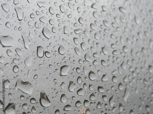 gocce di pioggia sui vetri - raindrops on the glasses