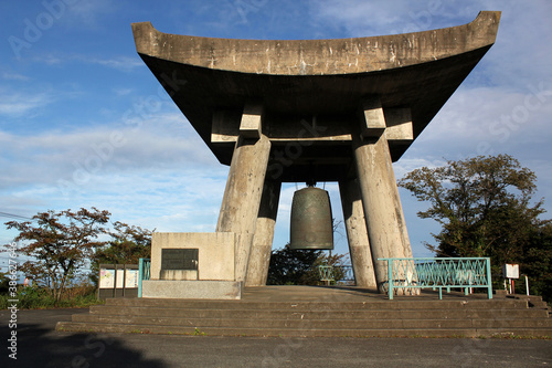 山の上にある大梵鐘 photo