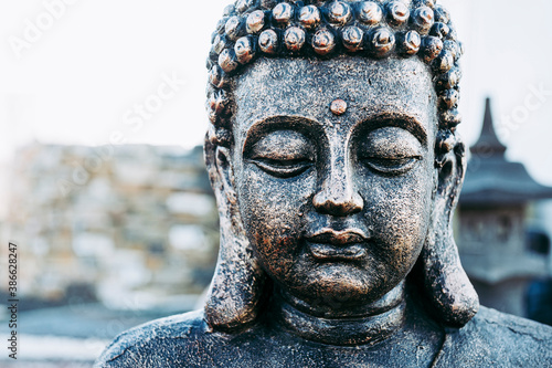 Statue du bouddha en bronze - Symbole du calme et de la sérénité photo
