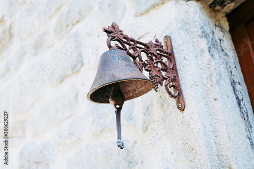 Cloche ancienne en métal pour sonner à la porte d'entrée d'une maison photo