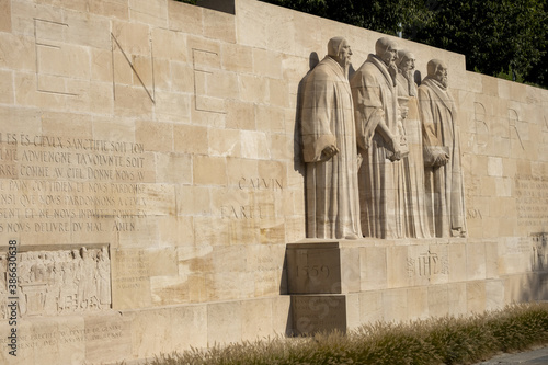 Canvas-taulu The Reformation Wall depicting numerous Protestant figures from across Europe in