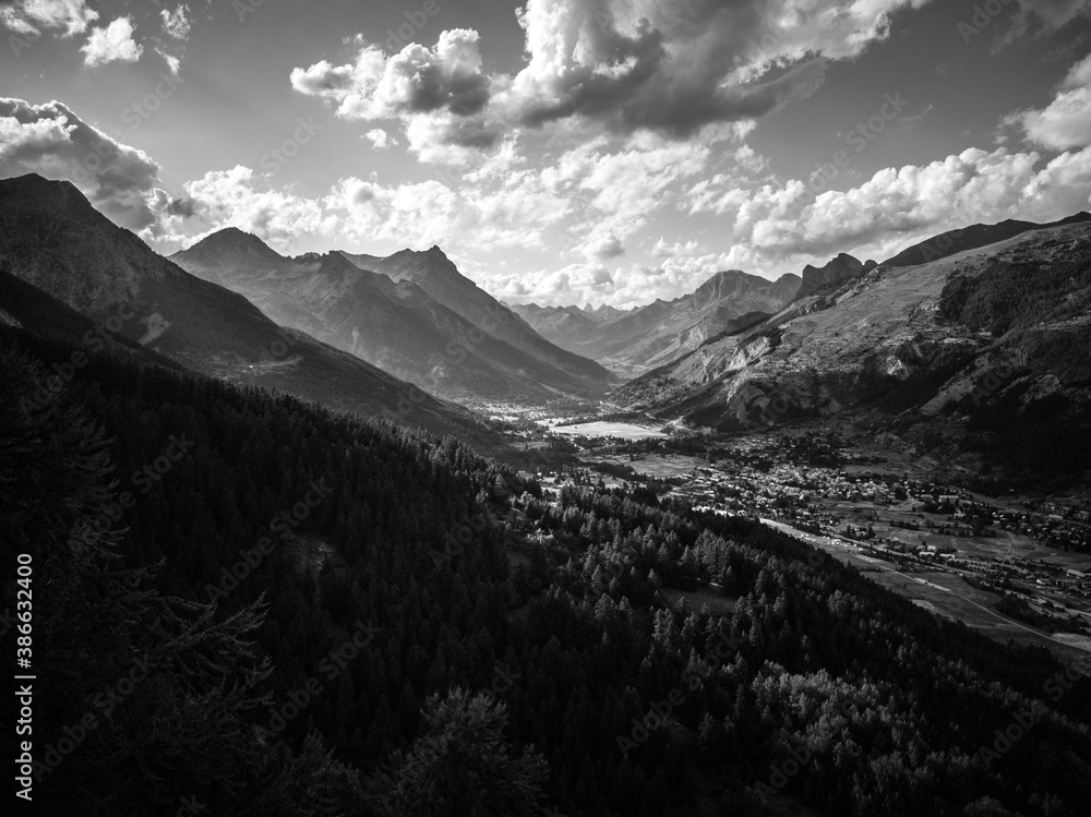 Obraz premium Couché de soleil sur un paysage montagnieux des Alpes du Sud.