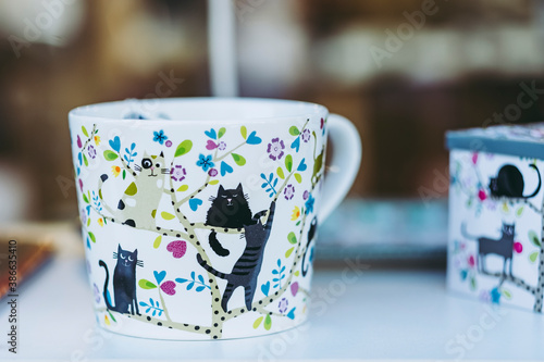 Tasse mug en porcelaine avec des motifs drôles de chats photo