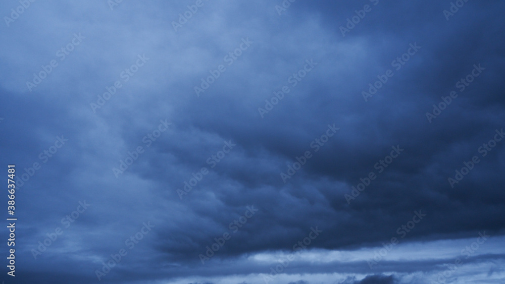 Ciel menaçant à l'approche d'une averse Ciel menaçant à l'approche d'une averse