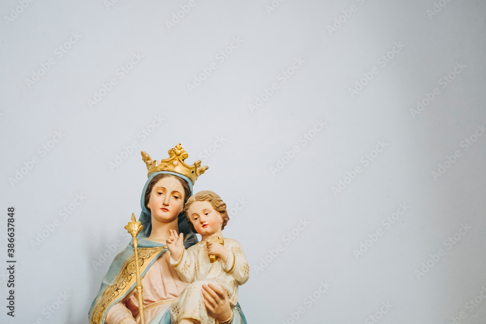 Statue de la vierge Marie et l'enfant dans un église sur une fond blanc