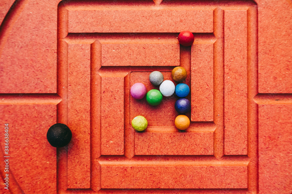 Jeu de labyrinthe géant en bois avec des couleurs vives