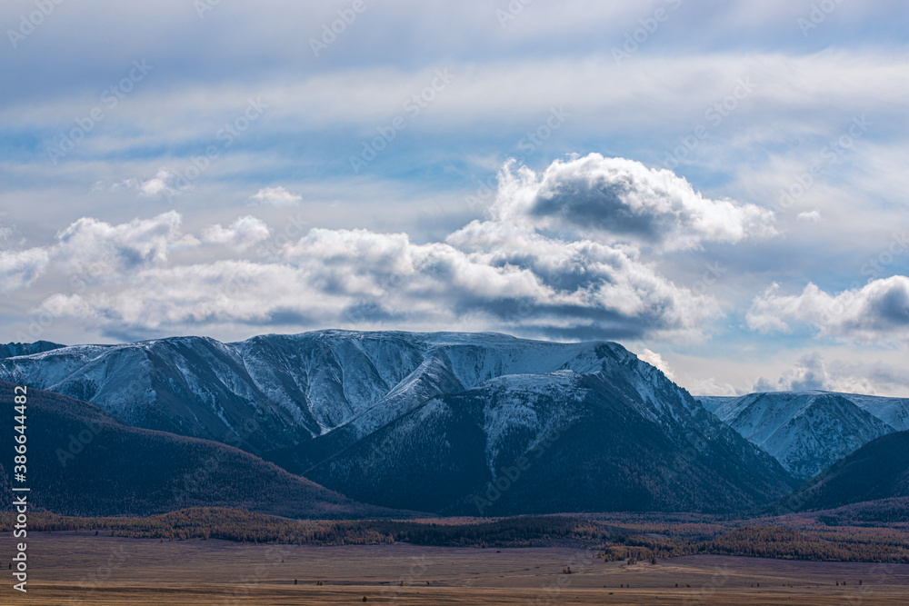 Fototapeta premium panoramic view of picturesque snowy mountains tops