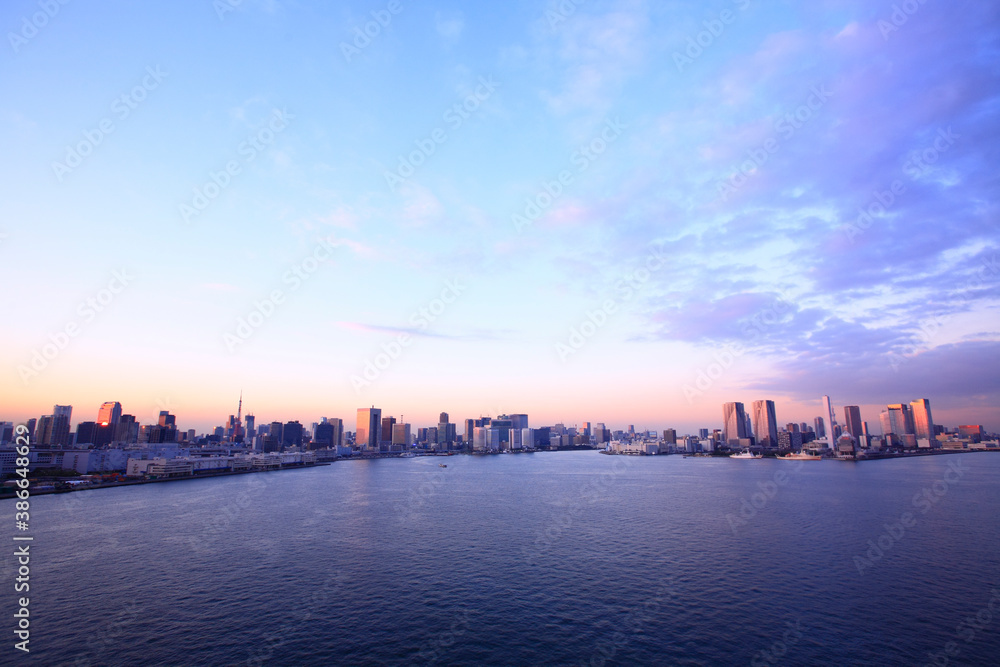 東京港と都心夕暮れパノラマ