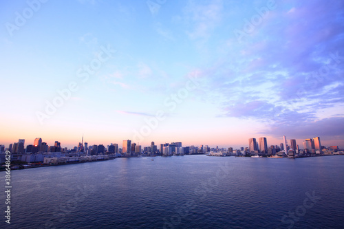 東京港と都心夕暮れパノラマ