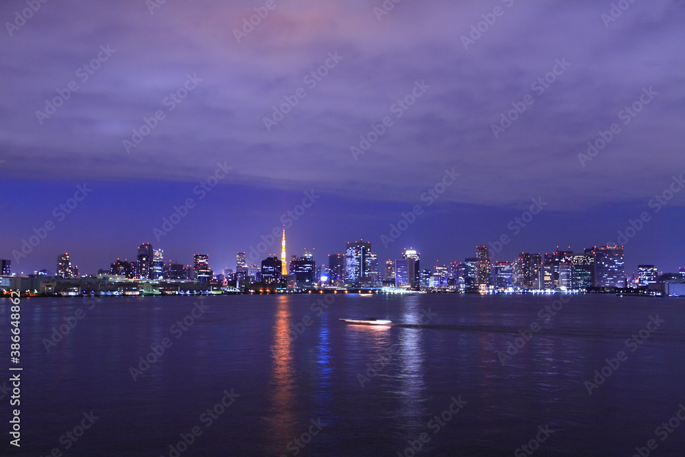 東京港と都心夕暮れ