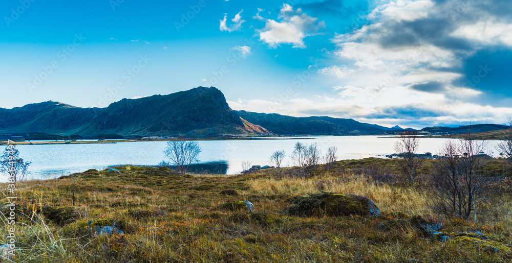 Widok z wyspy Vestvågøya na archipelagu Lofoty w Norwegii