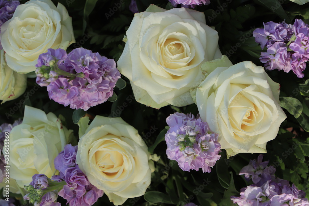 Obraz premium White and purple wedding centerpiece