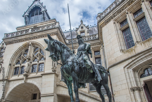 Statue de Chevalier dans le château de Pierrefonds photo