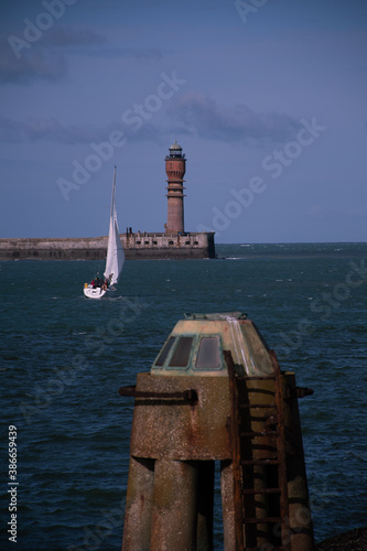 Un bateau partant au large des côtes de Dunkerque
