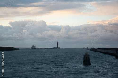 La mer et le ciel en pleine bataille