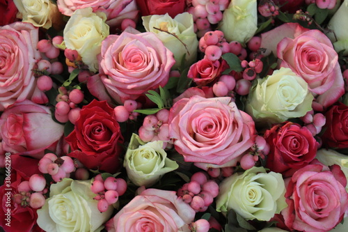 Pink and purple roses in a big wedding centerpiece © Studio Porto Sabbia