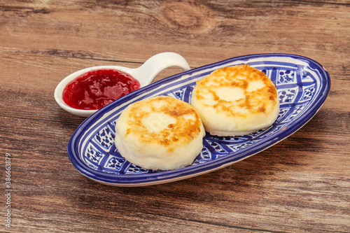 Cottage cheese pancakes with strawberry jam